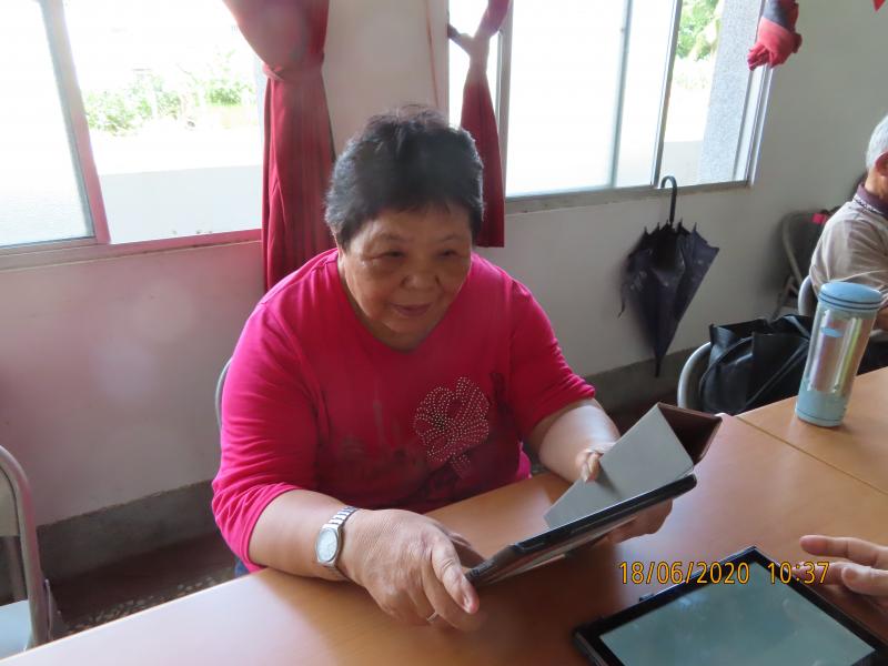 運用手機下載編輯軟體,如威力導演或小影等，超有成就感唷!