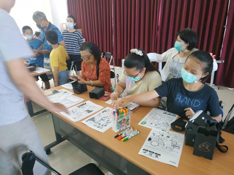 學員們正在紙上彩繪