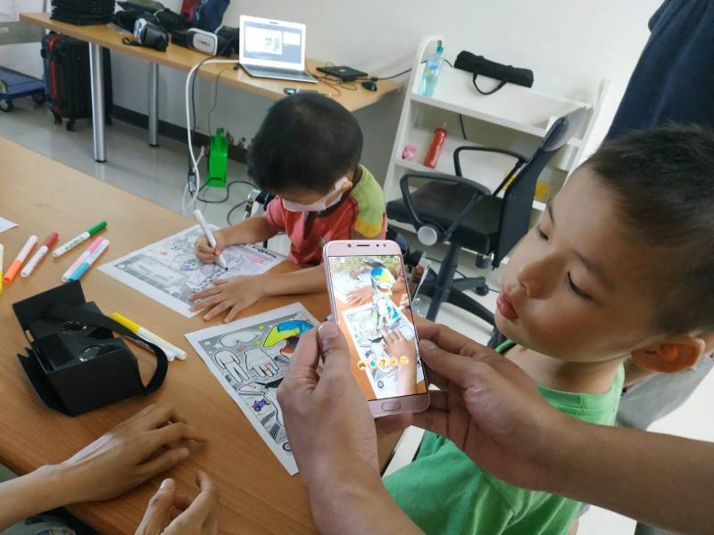 "哇!!我畫的人偶在螢幕上跑出來了"