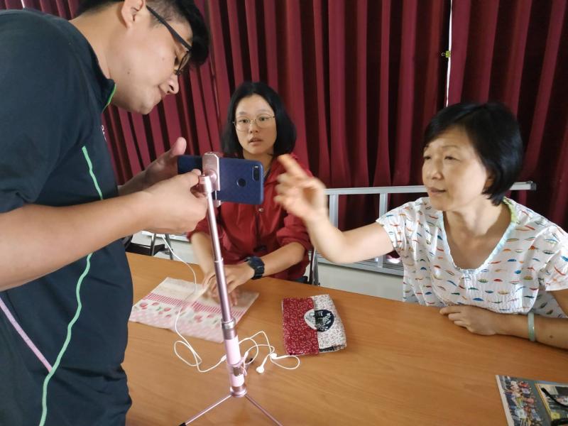 老師指導學員進行直播練習