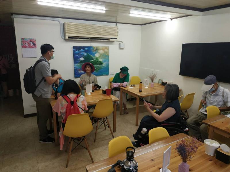 老師帶學員到附近店家進行實際直播，結束後講評