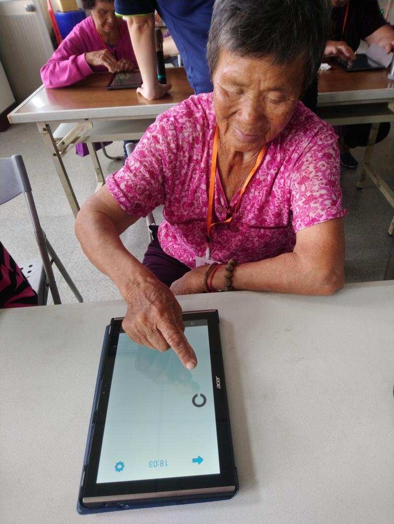 長輩使用平板APP程式.視力益智力測驗