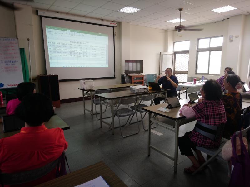 老 師分析學員體脂機測試資料