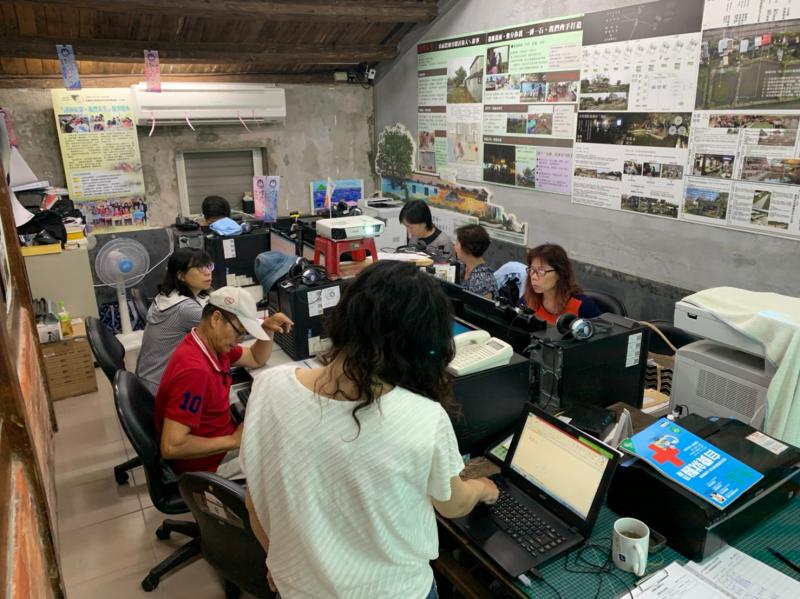 學員們認真學習文書軟體