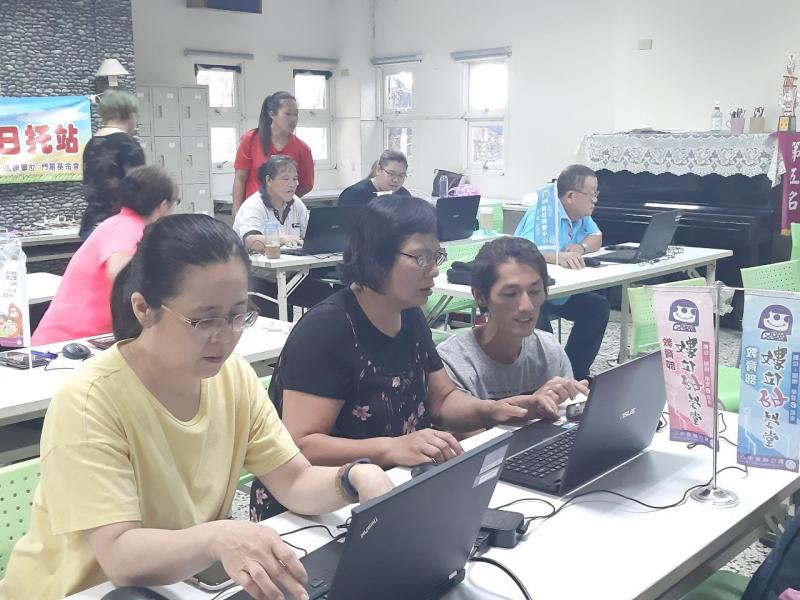 學員使用程式設計自己的3D圖形,相互的教導