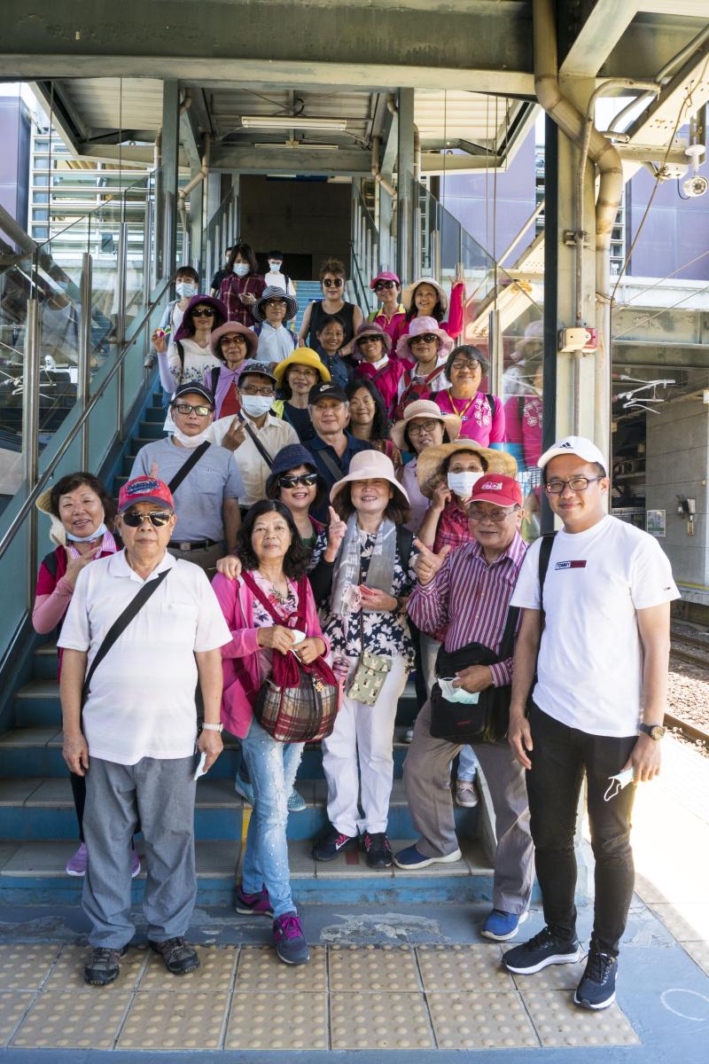 坐車要會用悠遊卡，時間查詢，網路找美食，訂餐，真是超級實用的機會教育課程。