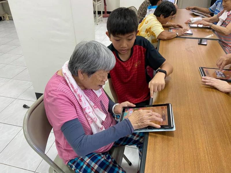 小老師耐心協助長者平板
