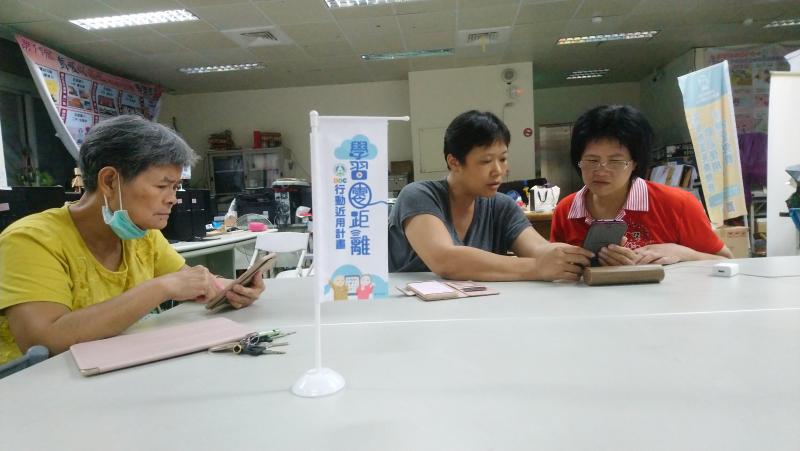 安琪老師教完後都會個別指導，讓學員更清楚，平常使用更容易記得。