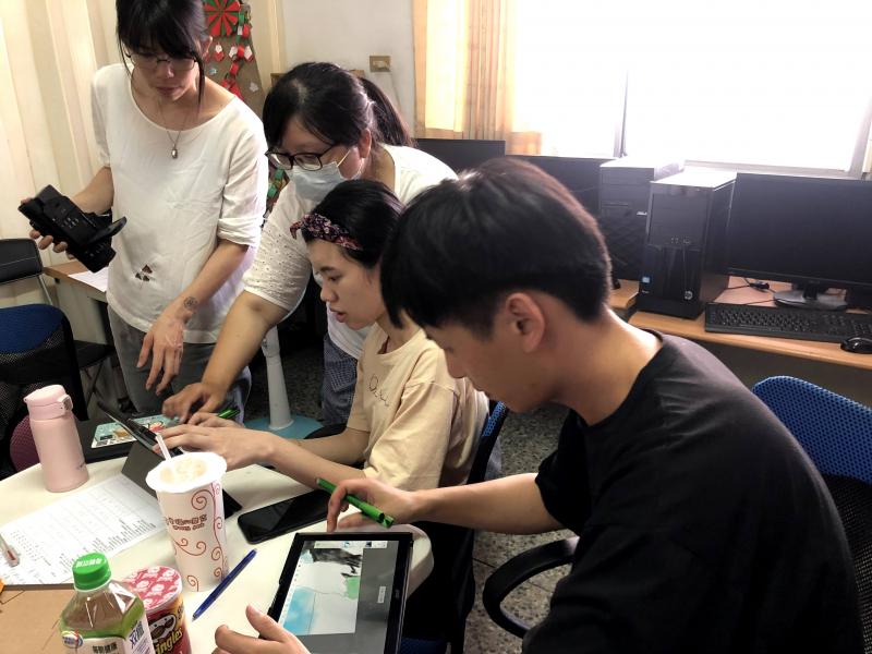 老師指導學員繪圖軟體