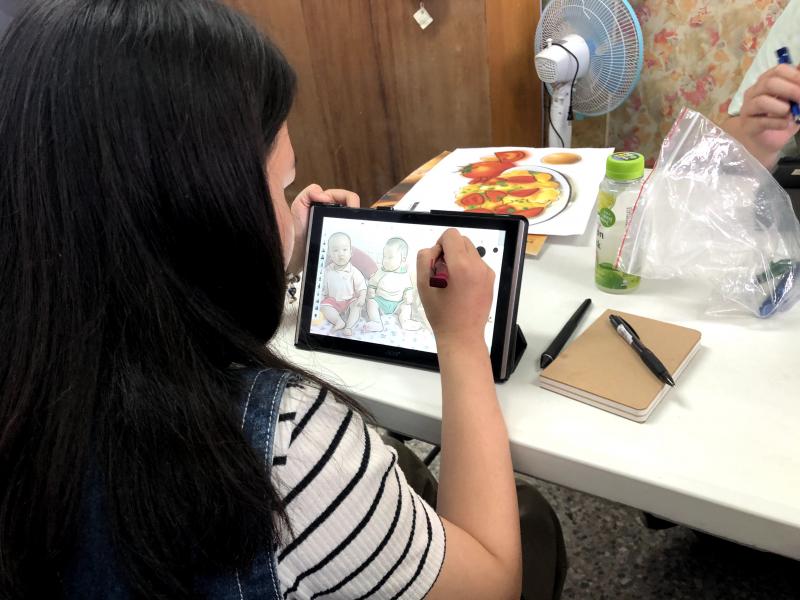 學員認真做畫
