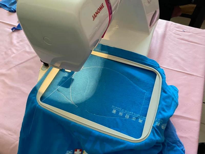 操作自動縫紉機