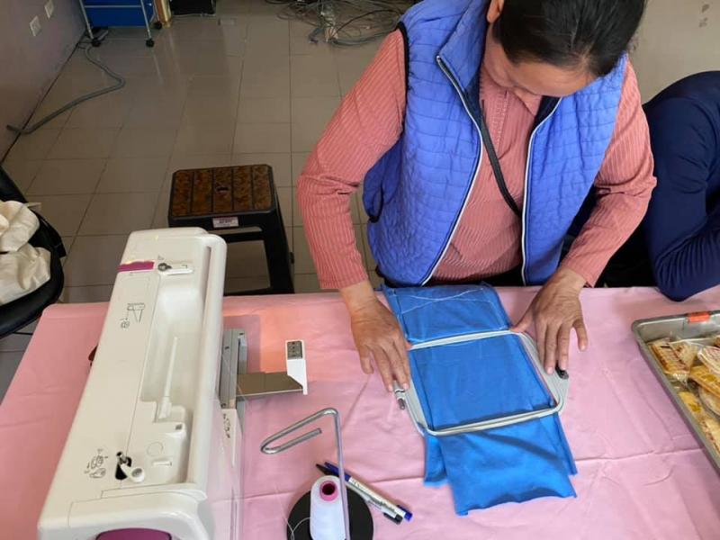 學員要安裝口罩套的布開始縫紉