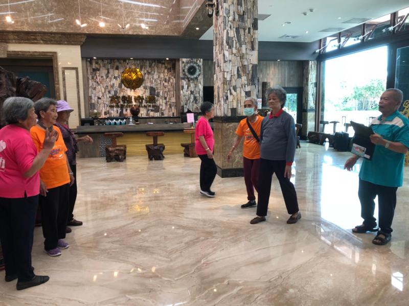 老師我們好想住一晚喔!