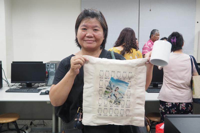學員展示自己製作的熱轉印提袋
