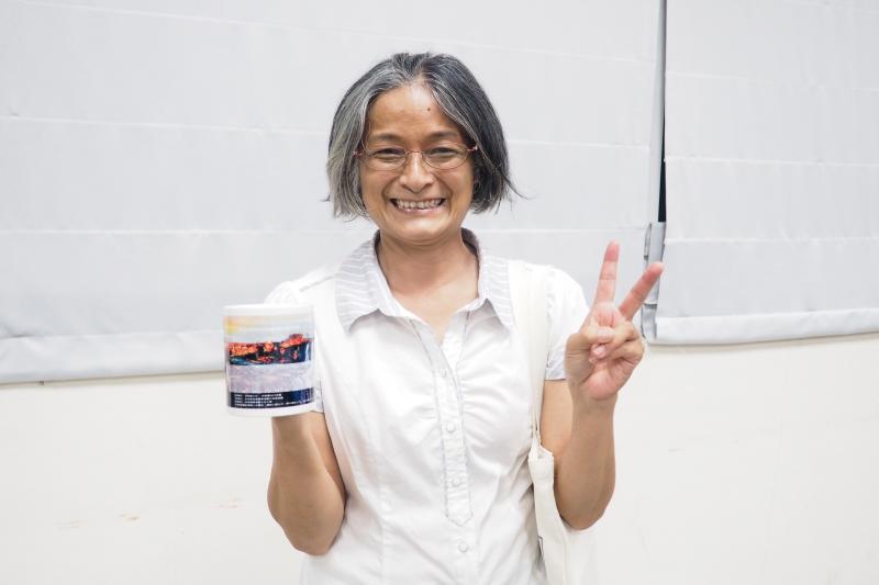 學員展示自己製作的熱轉印馬克杯，準備送給敬愛的修女