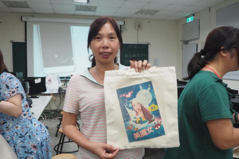 學員展示自己製作的熱轉印提袋