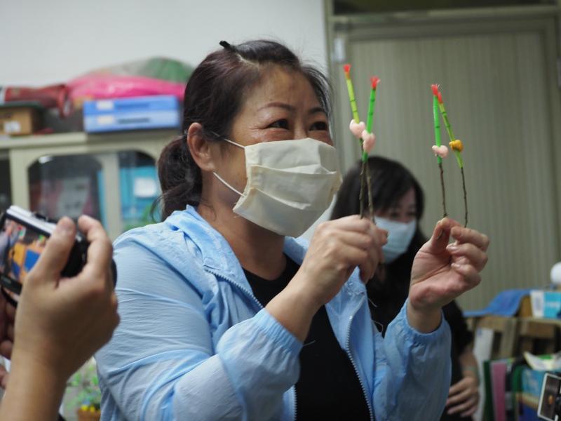 學員拿著手偶拍照