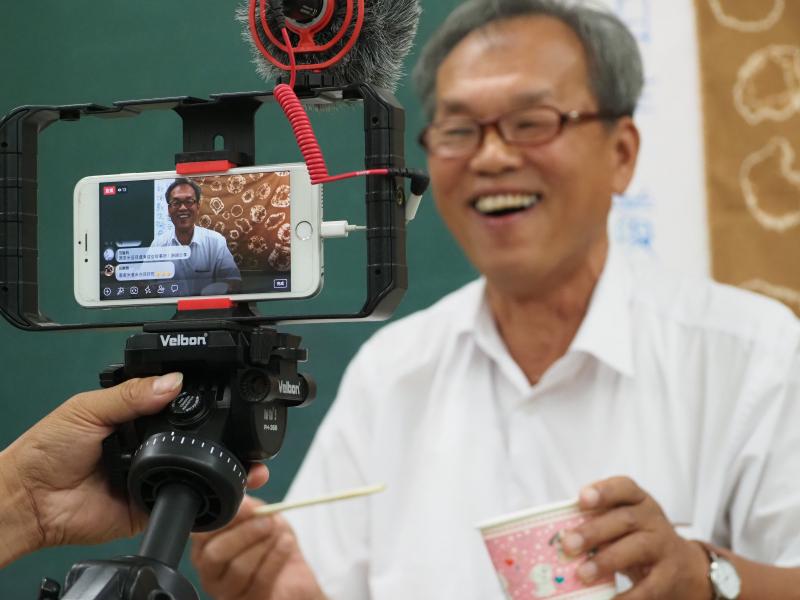 學員直播吃米苔目給觀眾看