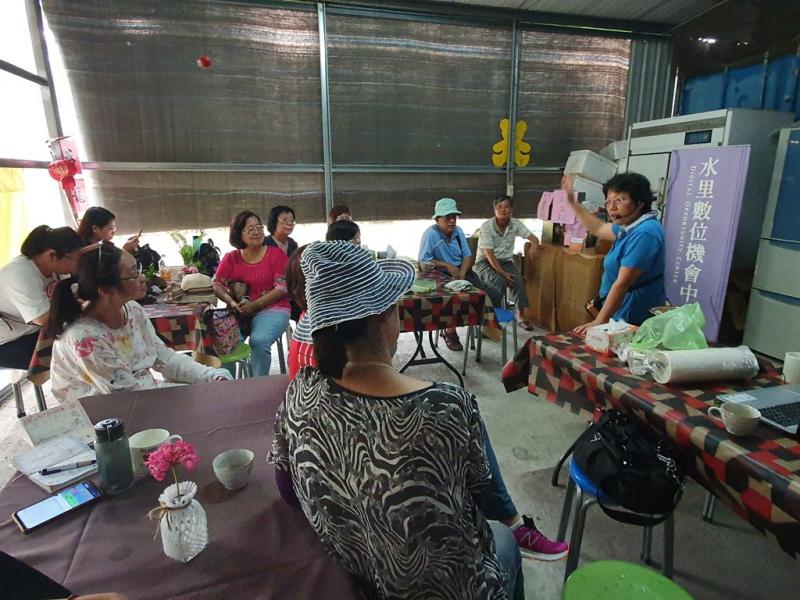 學員專注傾聽老師介紹可可栽種過程及心路歷程.