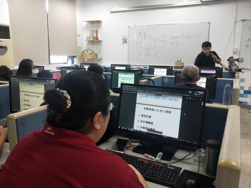 學員學習CNC操作流程