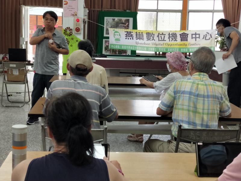 講師講解胸章製作過程