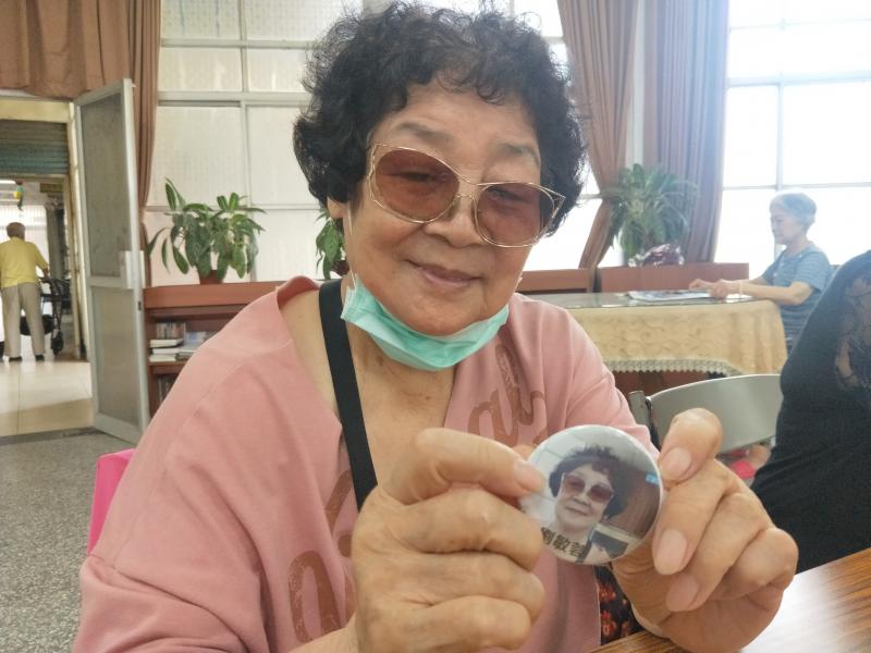 學員開心展示學習成品