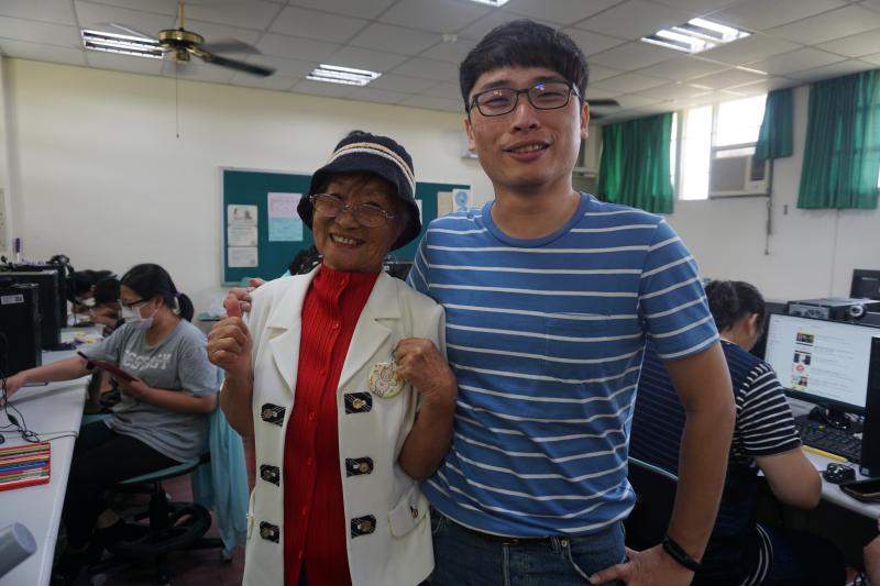 超級認真的阿嬤