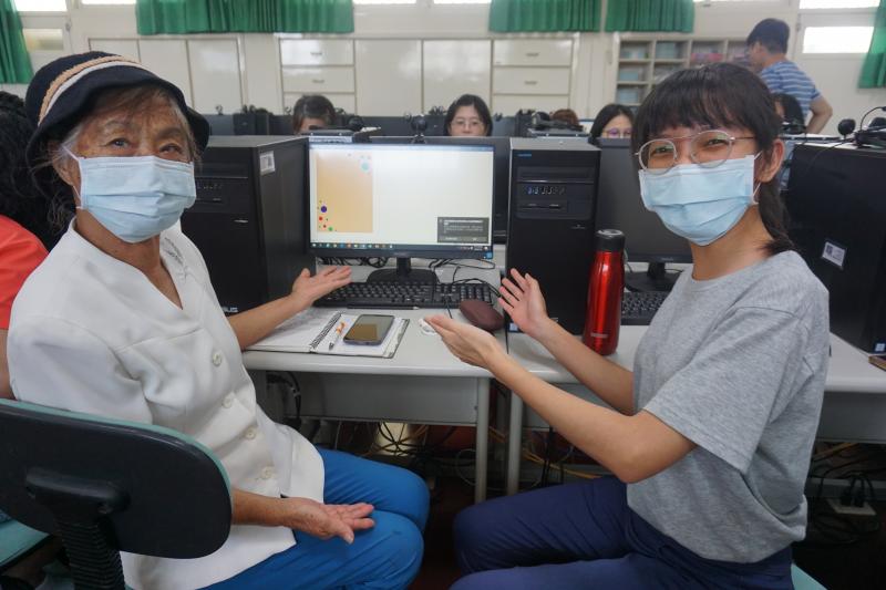 設計海報系統有點難度，陪著阿嬤一步一步完成。