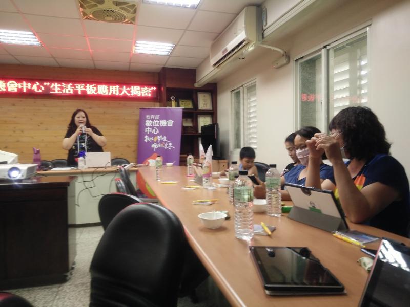 老師教學如何將拍到的照片,傳到手機軟體裡。