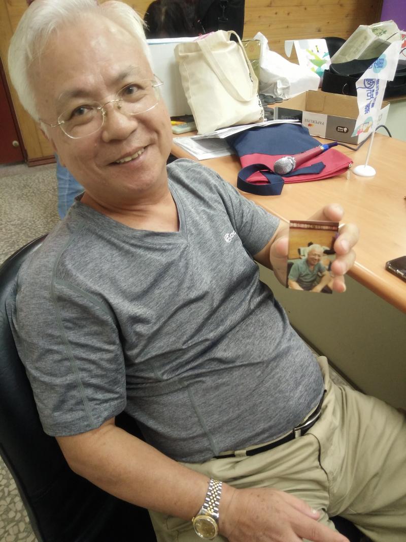 阿伯開心拿到照片,開心模樣。