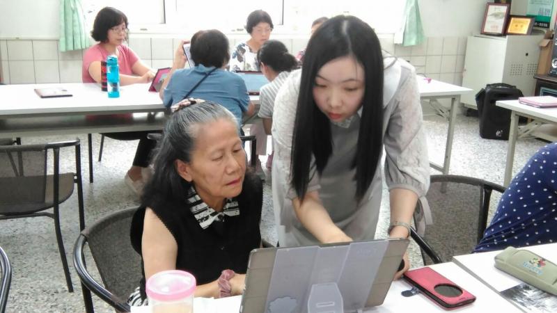 也可申請手機帳號唷!教育部學習中心的《學習一把罩》單元，不僅收集生活中資訊素養、E政府、食品安全、健康、衛教、防災、運動、交通、自然科學等九大主題，更設計闖關活動，以輕鬆、不佔時間但可每天持續的方式，讓大家每天動動腦也動動手指頭，並測驗一下