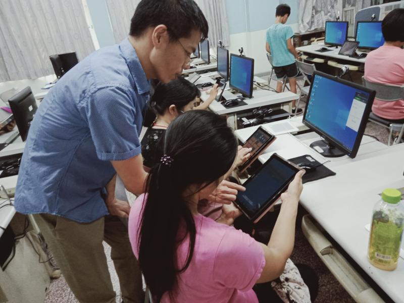 實際讓學員用平板操作app