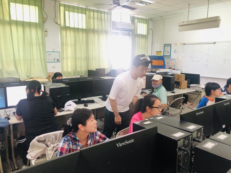 講師指導學員操作