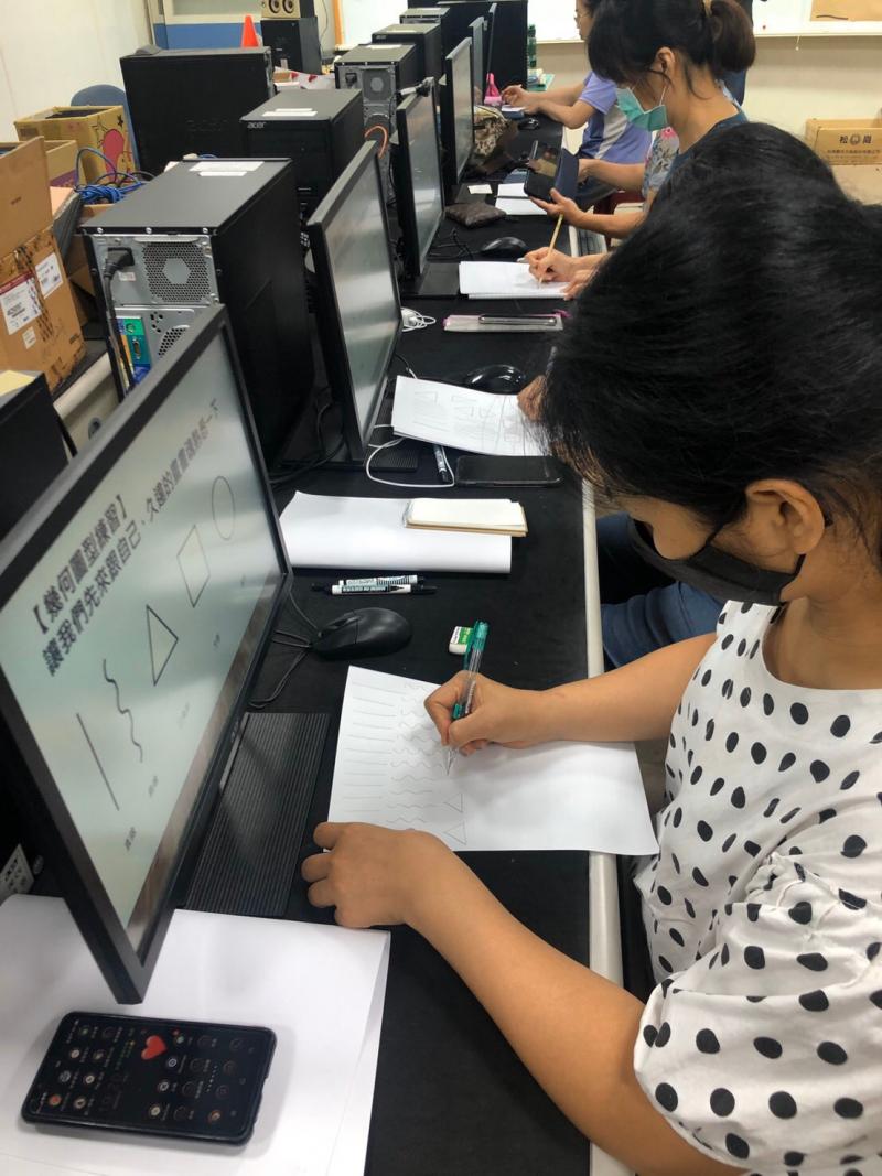 學員在紙上手繪出自已要圖案