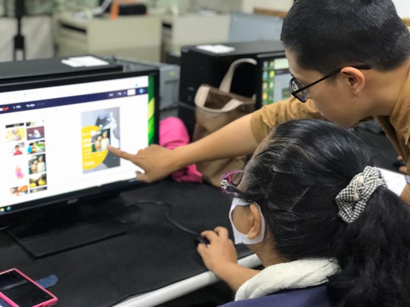 學員把自已手繪的圖，排在自已想要的海報