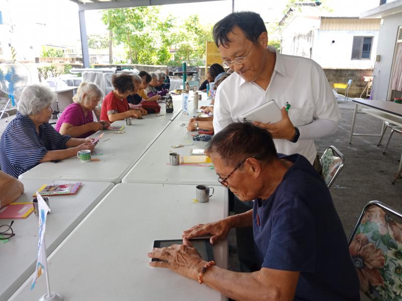 講師與年長學員的互動。