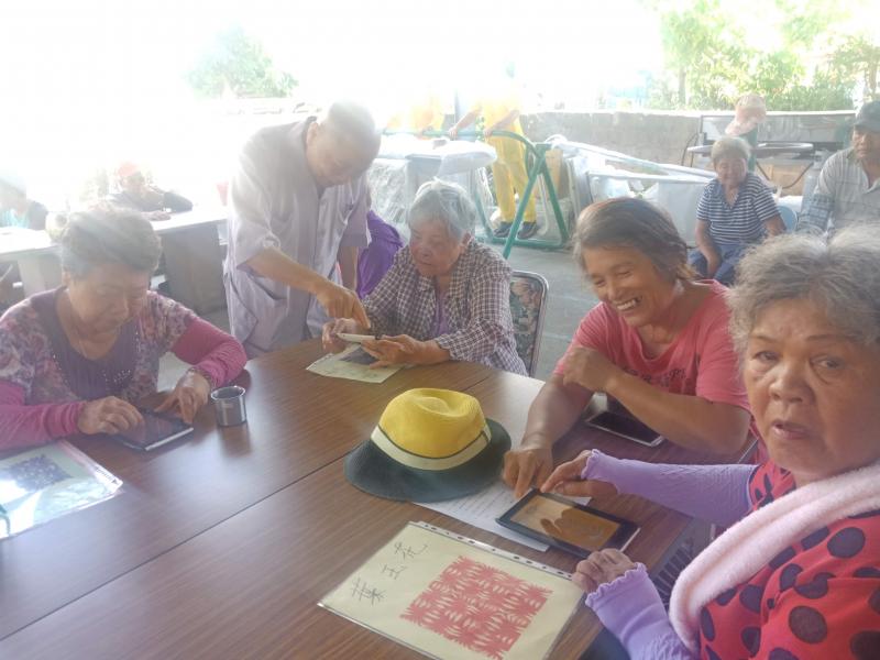 學員下載並試玩APP