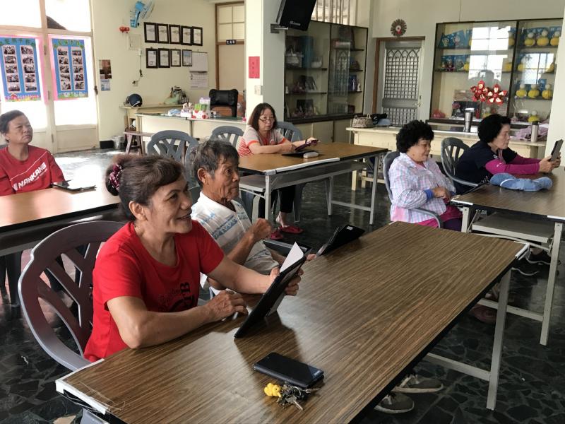 同學認真聽講中