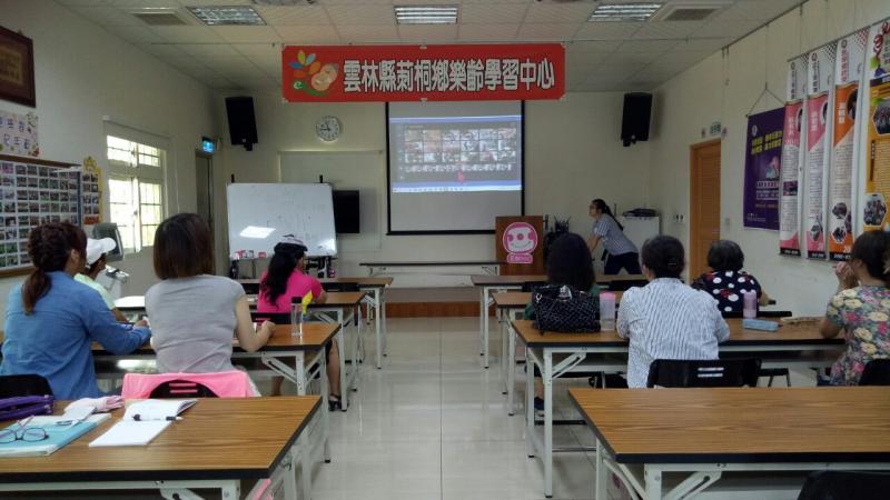 學員用心聆聽老師的教導如何使用APP影片編輯