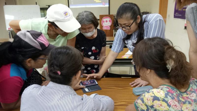 老師也很用心教導學員編輯影片的步驟.方式