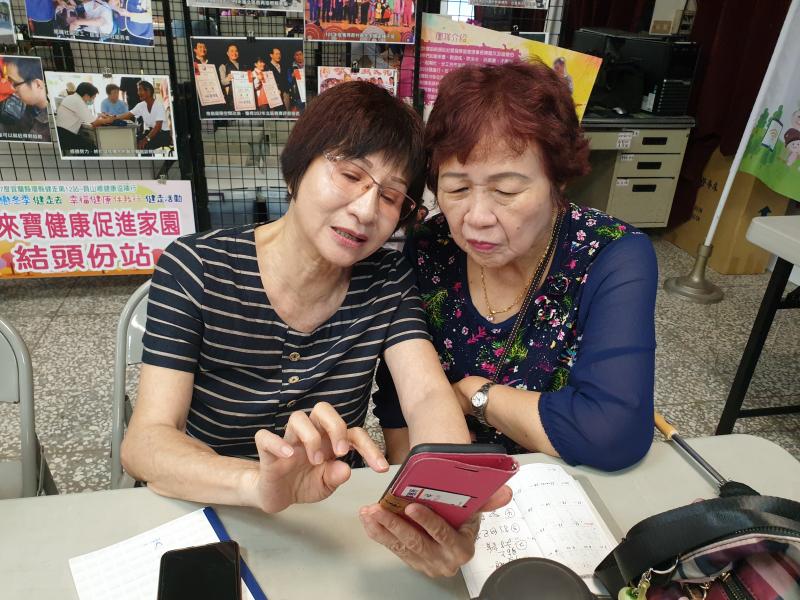 一群長者在學習怎麼點手機