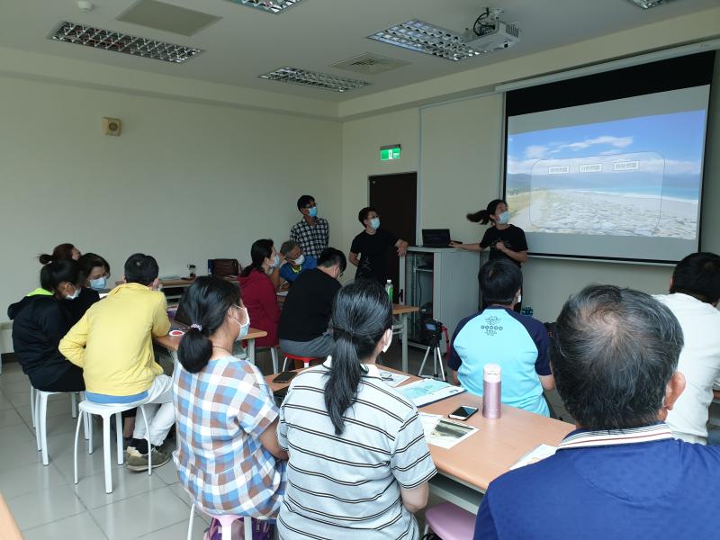 一群人觀看簡報