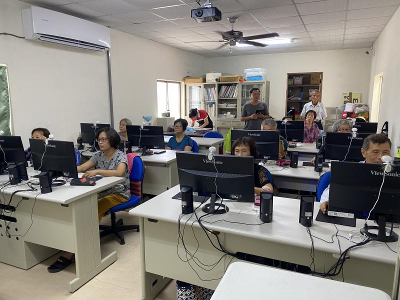 型錄設計是實用課程，學員緊盯螢幕操作步驟，生怕遺漏步驟。