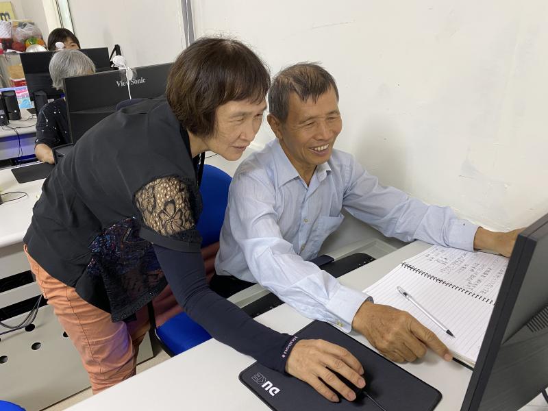 資深吳同學熱心協助新學員-陳大哥，於指令操作上的使用。