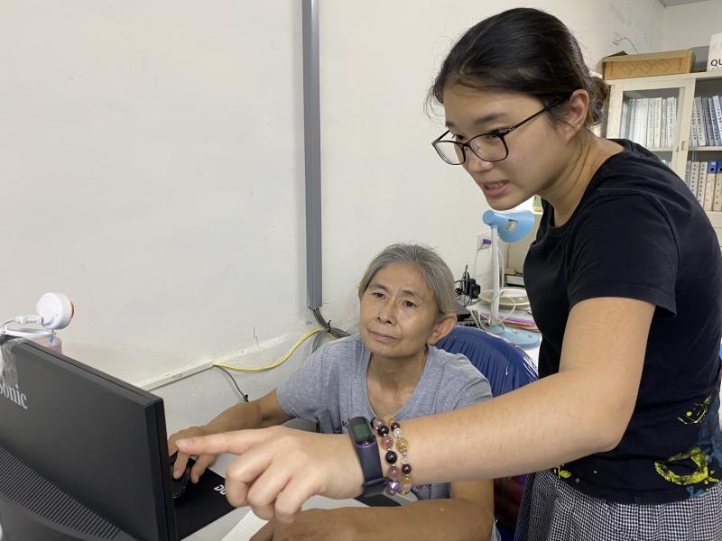 年長學員學習進度較慢，需講師協助逐一指導，並重複說明。