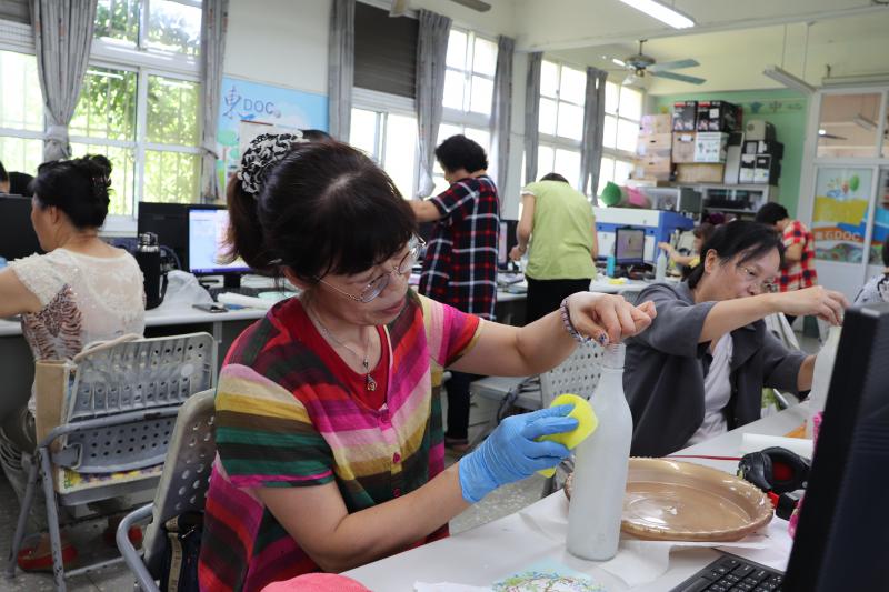 依照步驟開始酒瓶燈製作