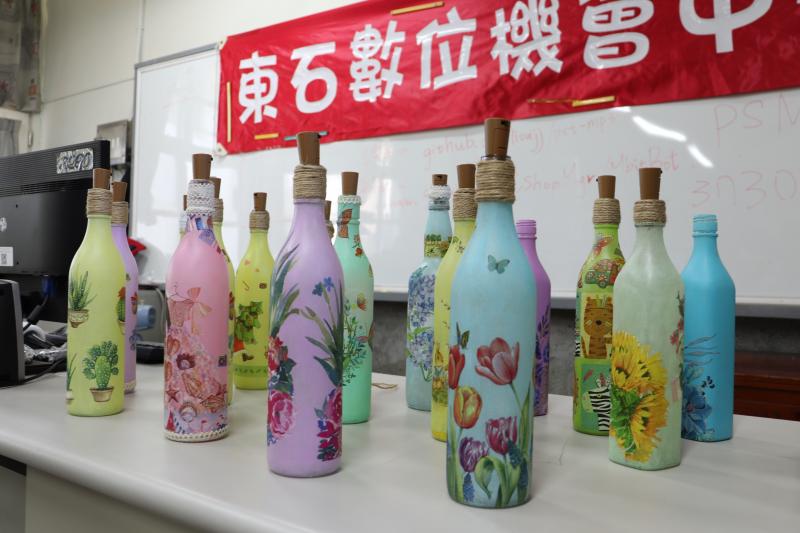 跟著學習一點通影片學習、完成酒瓶燈製作