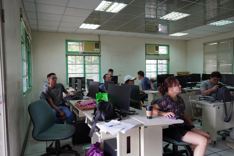 看見家鄉系列-龍安-學員們正專心的聽講師說明空拍的基本概念與操作方式