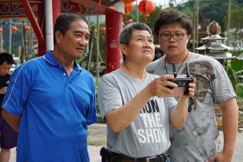 看見家鄉系列-龍安-學員認真的看著空拍機在天空中看的到景色