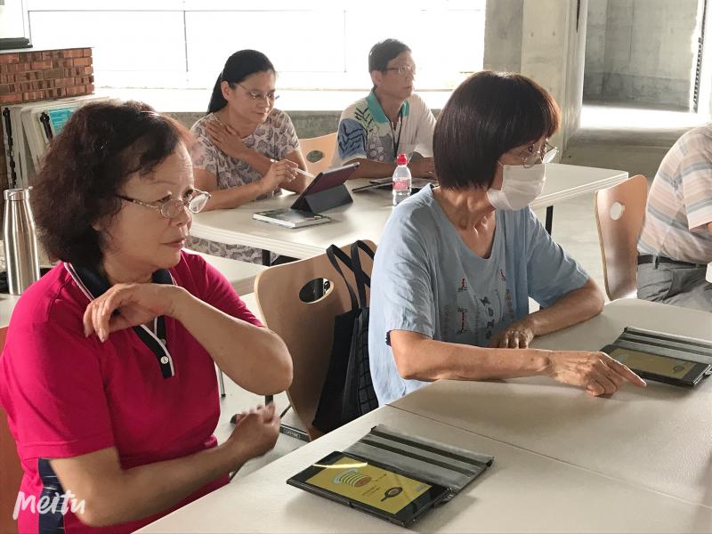 學員操作網路遊戲